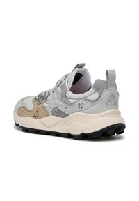 Grijze en beige sneaker met een textuur van suède en leer, een gevoerde beige zool en een verstevigde hiel voor extra ondersteuning.