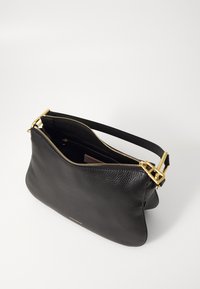 Borsa a tracolla nera in pelle con finitura testurizzata, hardware dorato e chiusura con zip. Presenta una tracolla corta e un ampio interno.