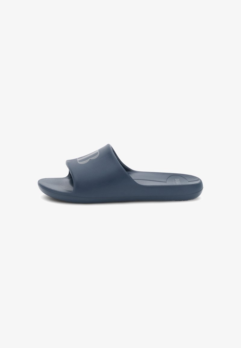 Sandale slide bleu marine unique avec bout ouvert et large bride présentant un logo partiellement embossé sur fond blanc uni.