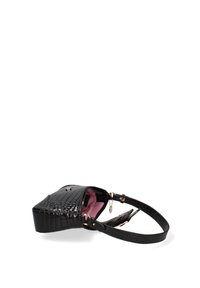 Borsa nera con texture a coccodrillo e interno rosa. Presenta una chiusura con zip e una tracolla singola. Compatta con una forma strutturata.