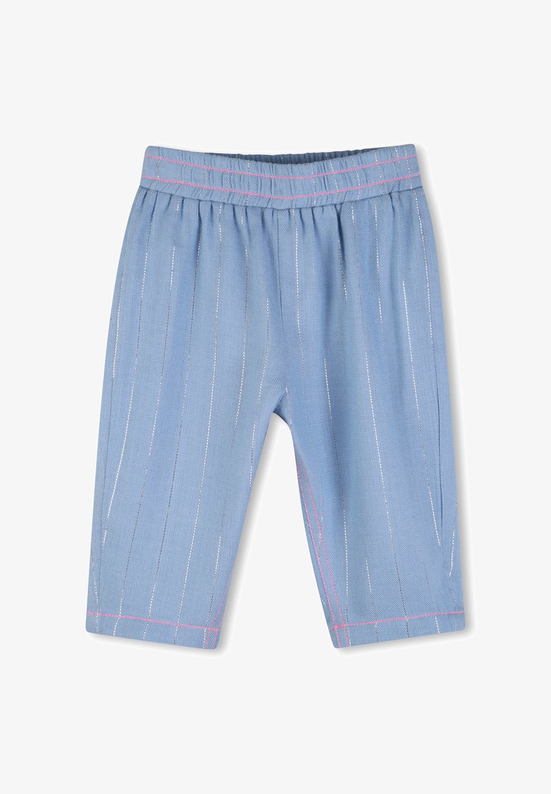 Pantalon de bébé bleu clair avec des fines rayures blanches verticales et des coutures roses sur la ceinture élastique et les ourlets des jambes.