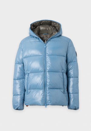 Doudoune matelassée bleu clair avec capuche, fermeture éclair sur le devant, deux poches zippées et doublure foncée, présentée sur un fond uni.