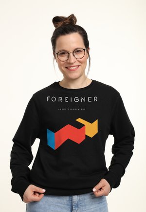 Felpa nera con un design grafico audace. Presenta la parola "FOREIGNER" in bianco e un motivo geometrico rosso, blu e giallo sulla parte frontale.