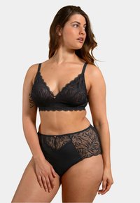 Brassière en dentelle noire avec décolleté en V et bords festonnés, accompagnée de culottes noires taille haute avec des panneaux latéraux en dentelle et un petit bouton d'accent.