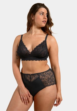 Brassière en dentelle noire avec décolleté en V et bords festonnés, accompagnée de culottes noires taille haute avec des panneaux latéraux en dentelle et un petit bouton d'accent.