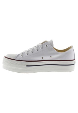 Sneakers bianchi a basso profilo in tela con punta rotonda, suola in gomma e strisce a contrasto in rosso e blu marino. Presentano sei occhielli in metallo e un design con lacci.