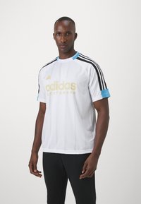 adidas Sportswear HOUSE OF TIRO NATIONS PACK - Marškinėliai su spaudiniu - white/light blue/black