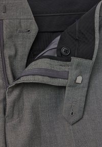 Grijze stoffen broek met een gladde structuur, voorzien van een ritsopening, knoopsluiting en gestikte details rond de zakken en de tailleband.