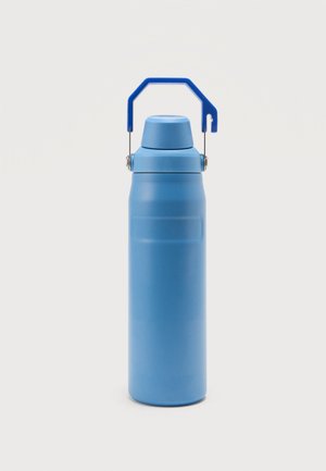 Hohe blaue isolierte Flasche mit Schraubverschluss und einem blauen Griff zum Tragen, vor einem einfachen hellen Hintergrund.
