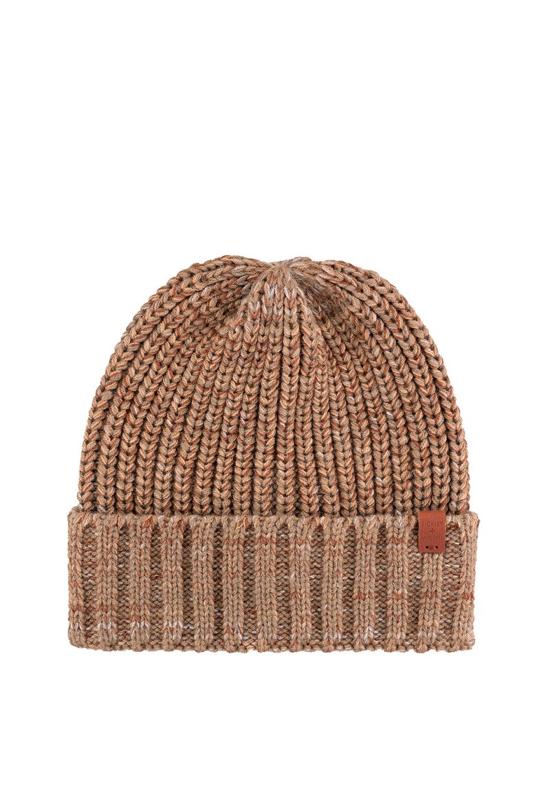 Dziana czapka typu beanie w ciepłych brązowych odcieniach, z prążkowanym mankietem, teksturowanym wzorem i małą metką marki. Odpowiednia do noszenia w chłodne dni.