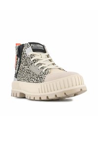 Sneaker alte con un design a stampa leopardata beige e nera, suola in gomma testurizzata, chiusura con lacci e dettaglio con zip posteriore a contrasto.