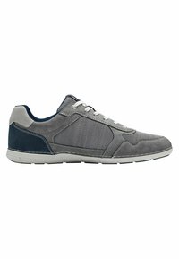 Chaussure de sport grise avec une combinaison de matériaux en daim et en maille, des lacets blancs, une semelle flexible et une accentuation marine au talon.