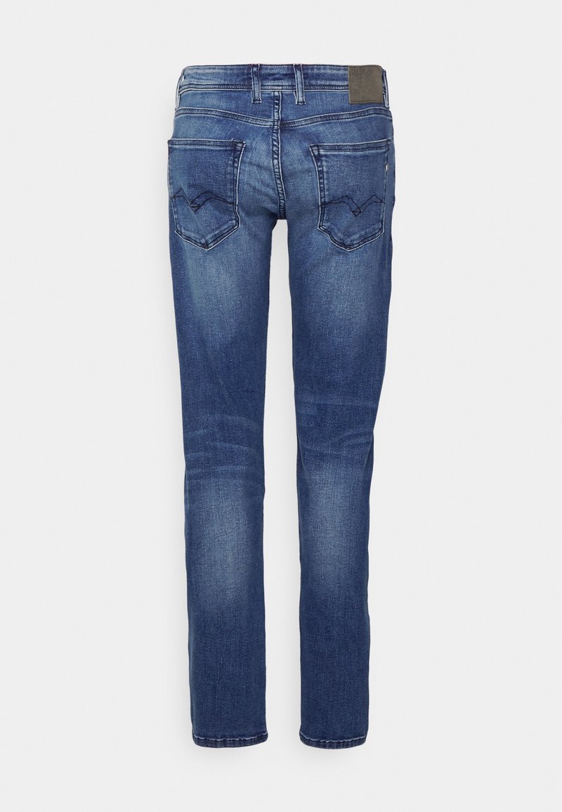 Blaue Jeans aus Denim mit geradem Schnitt. Sie verfügen über zwei Gesäßtaschen, ein braunes Lederpatch am Bund und eine dezente, ausgebleichte Textur.