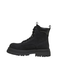 Bottes de combat noires dotées d'une tige en daim, d'un bout arrondi, d'une semelle en caoutchouc robuste et d'une cheville renforcée avec des lacets et une bride de traction pour un enfilage facile.