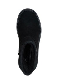 Botín de ante negro hasta el tobillo con punta redondeada, cremallera lateral y forro interior acolchado visible desde la vista superior.