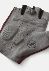 Guanto grigio senza dita realizzato in materiale testurizzato, con sezioni perforate, impugnature gommate e accenti color bordeaux lungo il polsino.