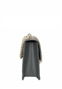 Borsa a tracolla in pelle nera con una forma strutturata, dotata di una tracolla in catena dorata e una texture liscia. Apertura superiore con hardware visibile ridotto al minimo.