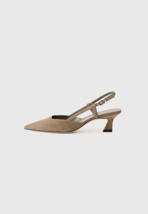 Beige ruskind spids tå slingback sko med mellemhøj buet blokhæl og justerbar spænde rem.
