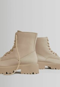 Bershka Botines con cordones - off-white
