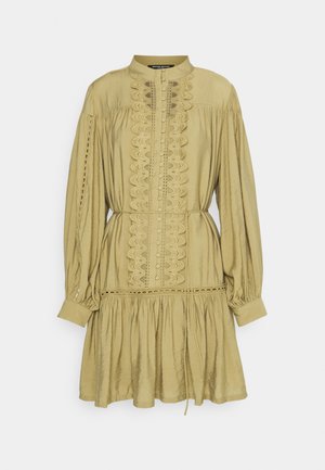 Langärmliges, hellolivfarbenes Kleid mit hohem Kragen, Knopfverschluss vorne, Spitzenverzierungen, Taillengürtel und gerafftem Rock.