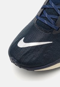 Nike Performance INVINCIBLE 3 - Utcai futócipők - college navy/metallic silver/midnight navy/black/platinum tint