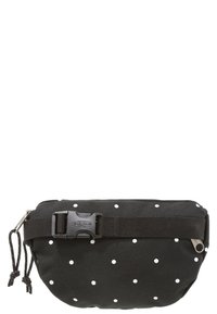 Černý látkový sáček s bílými puntíky, se zapínáním na zip, nastavitelným popruhem a plastovou sponou na přední straně.