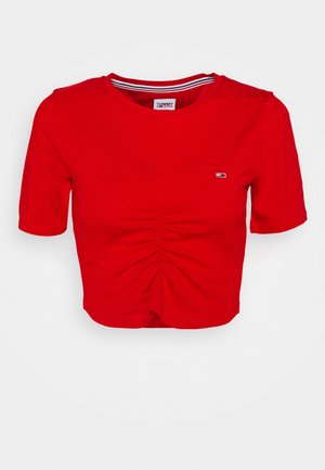 Rotes, kurz geschnittenes Kurzarmoberteil mit gerafftem Vorderteil, rundem Ausschnitt, kleinem Tommy Jeans-Logo auf der Brust und gestreiftem innerem Kragen.