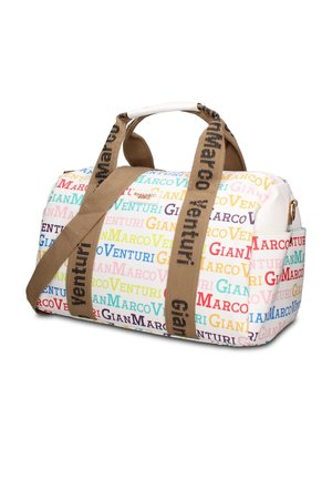 Witte duffelbag met meerkleurige "Marco Venturi" tekst overal, met bruine handvatten en een afneembare schouderriem met zwarte tekst.