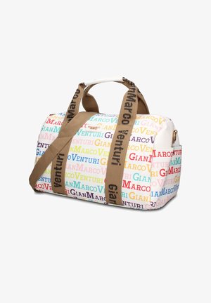 Sac polochon blanc avec texte multicolore "Marco Venturi" partout, avec des poignées marron et une bandoulière amovible avec texte noir.