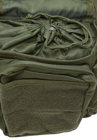 Grön taktisk ryggsäck gjord av hållbar nylon. Har flera fickor, justerbar dragsko-stängning och mjukt texturerat basmaterial.