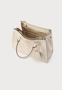 Borsa beige chiaro con motivo in rilievo, doppi manici superiori e dettagli in oro. Presenta un scomparto principale con cerniera e tasche interne.