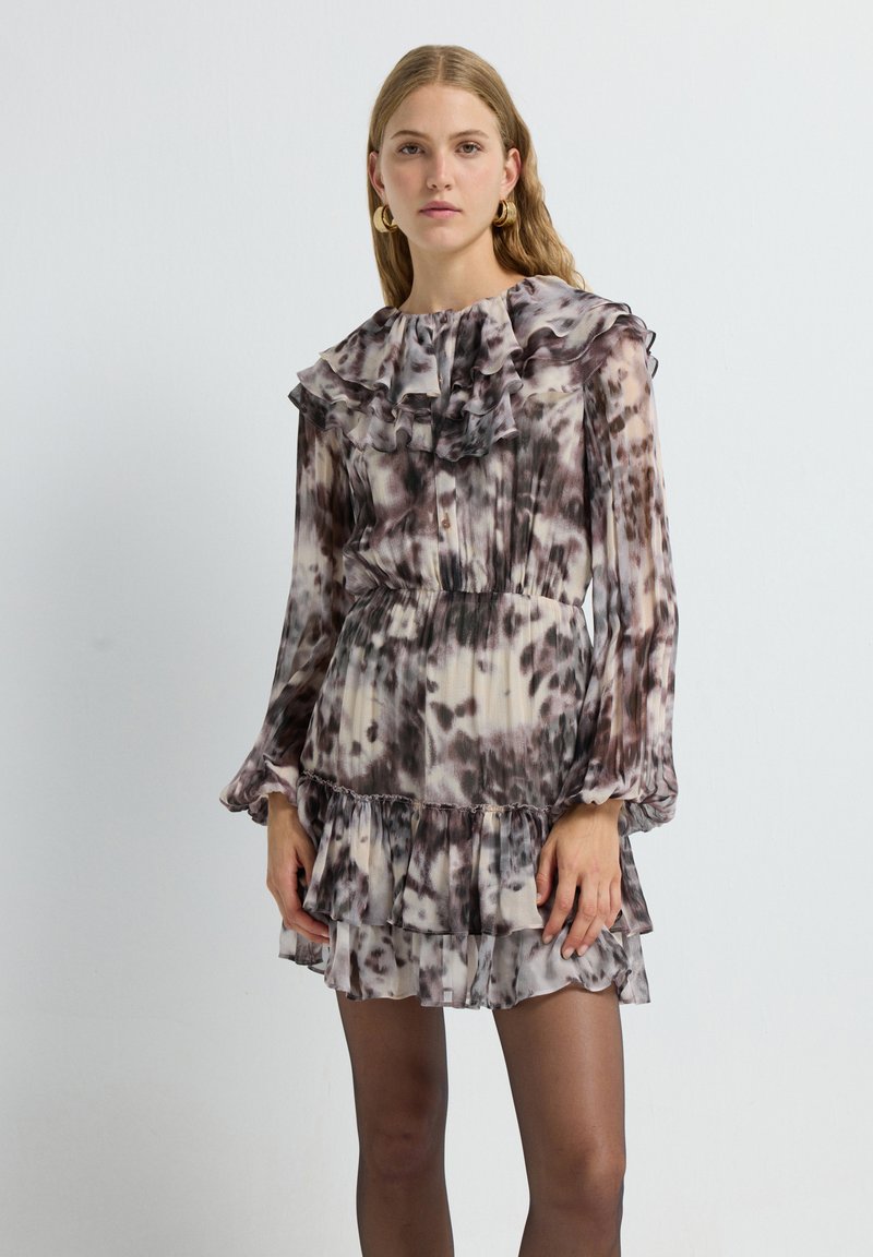 Vestido de manga larga en una tela ligera y transparente con un escote con volantes. Presenta un dobladillo en capas y un estampado abstracto en marrón y crema.
