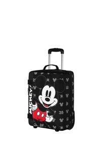 Maleta con ruedas negra que presenta un colorido gráfico de Mickey Mouse, con una textura suave y sutiles patrones de siluetas de Mickey.