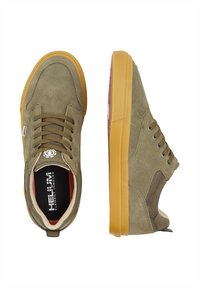Zapatillas de ante verde oliva con suelas de goma amarilla, puntera redonda y acentos laterales de malla. Presentan cordones marrones y un logo en la lengüeta.