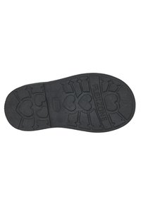 Suela de zapato de goma negra con un patrón de corazones, texto "FLEXZONE" y líneas de tracción detalladas. Diseño plano con superficie texturizada.