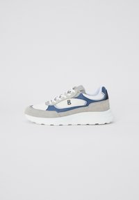 Sneakers med et grått og hvitt mesh-overdel, marineblå aksenter og en teksturert, tykk hvit såle. Har et fremtredende "B"-logo på siden.