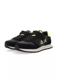 Scarpe sportive nere realizzate con una combinazione di materiali in camoscio e rete, con dettagli in verde neon e una fascetta in Velcro sopra i lacci.