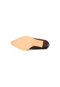 Bruine suede hoge hak schoen met een puntige teen, voorzien van een gladde beige rubberen zool en subtiele textuurdetails op de bovenkant.