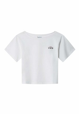 Camiseta blanca de manga corta y corta con un pequeño gráfico de un coche vintage rosa en la zona izquierda del pecho.