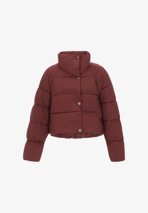 Lyhyt maroonin värinen puffatakki, jossa on korkea kaulus ja napit, tikkauksella varustettu malli ja pitkät hihat.