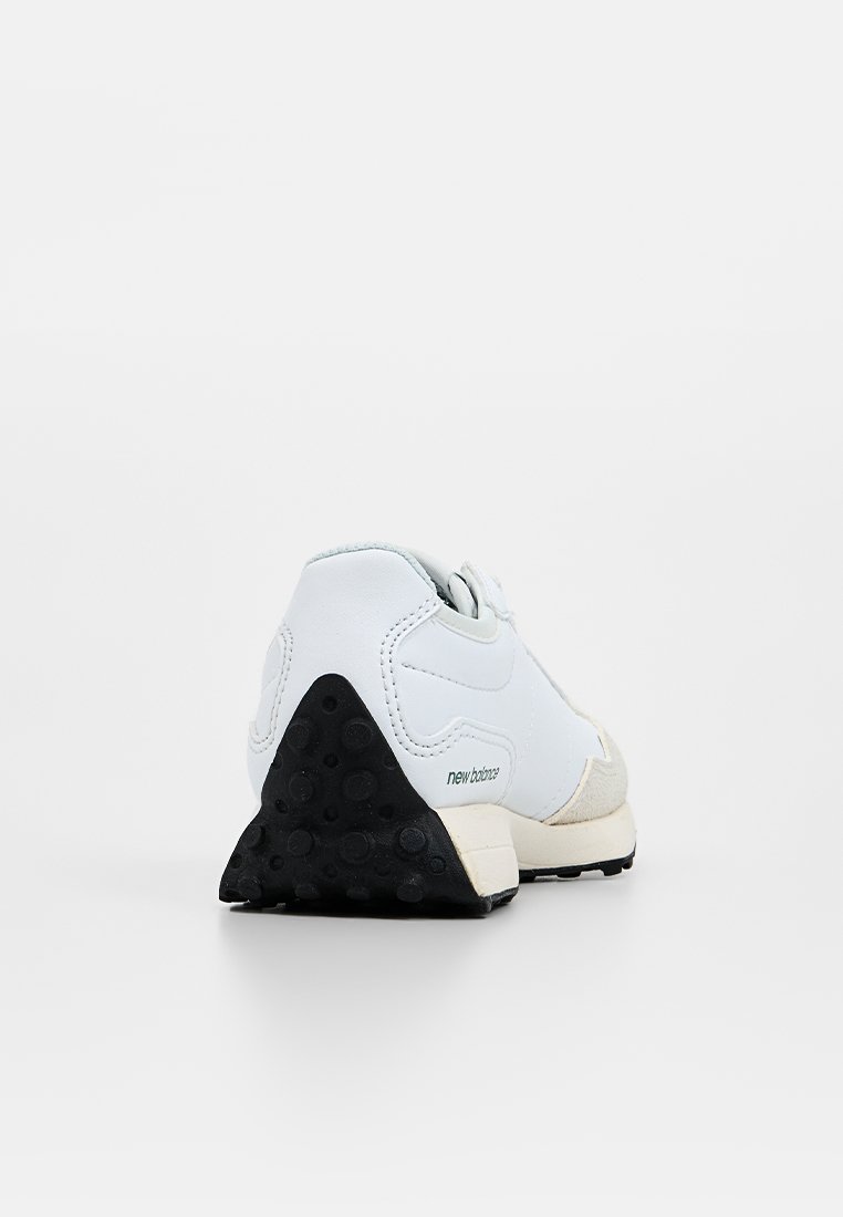 Baskets blanches avec un dos texturé, des accents beige et une semelle en caoutchouc noire. Présente une forme arrondie et un logo près du talon.