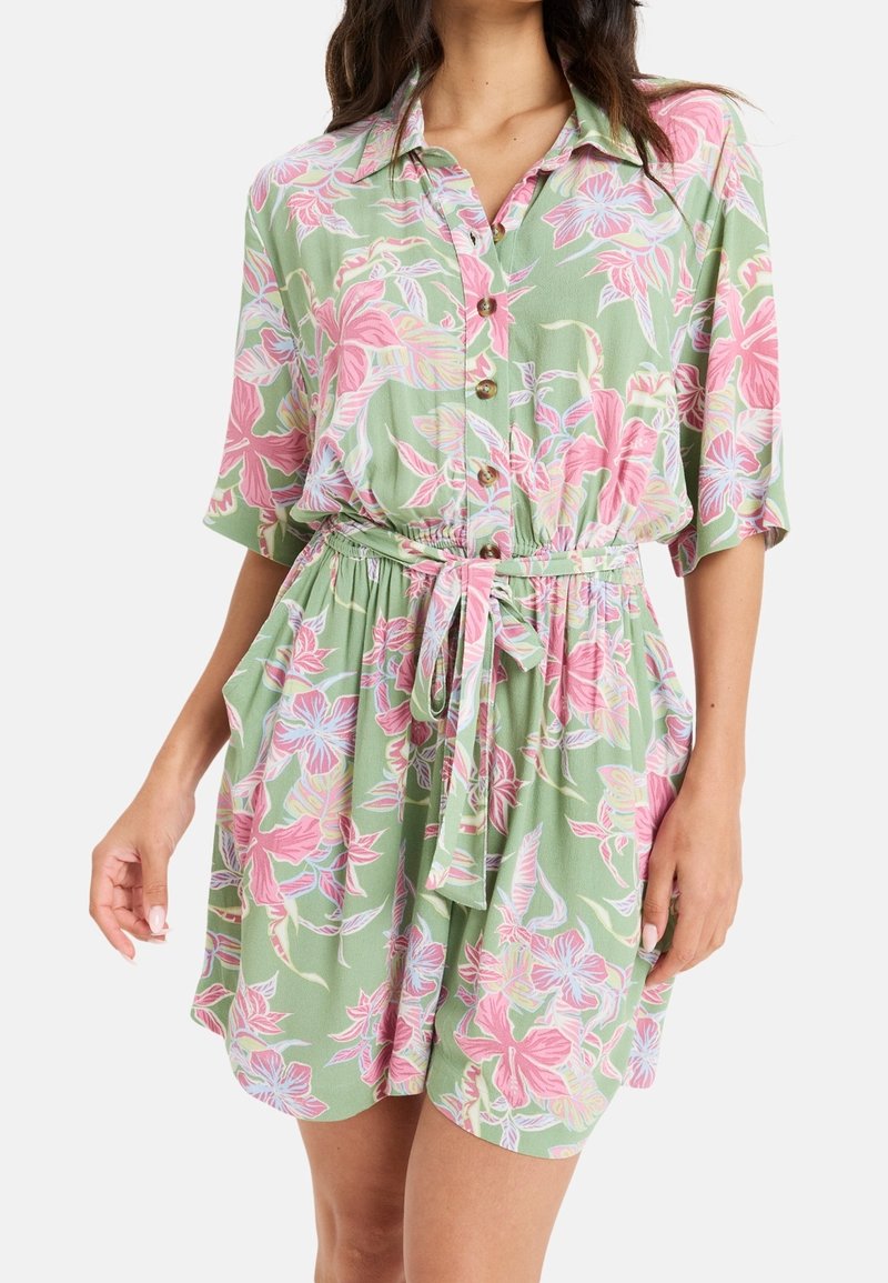 Robe verte à manches courtes avec motif floral rose, boutonnée sur le devant, taille cintrée et ceinture à nouer ; tissu léger avec un design décontracté.