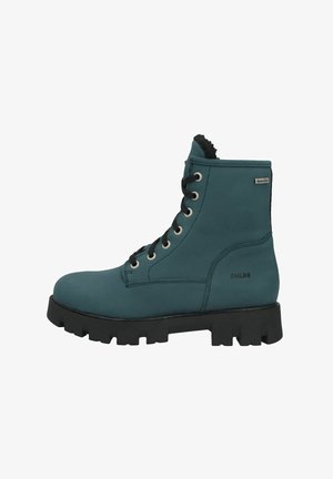 Türkisfarbene Leder-Stiefeletten mit gepolstertem Kragen, schwarzen Schnürsenkeln und goldenen Ösen, sowie einer robusten schwarzen Gummisohle. Logo der Marke an der Seite.