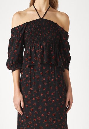 Sort off-shoulder kjole med rødt blomsterprint, flæset liv, puffede ærmer, der slutter under albuerne, og halterneck-strop.