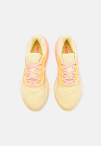 adidas Performance SUPERNOVA STRIDE - Silniční běžecké boty - almost yellow/zero metallic/pink spark