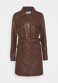 Brun læder skjortekjole med krave, lange ærmer og to brystlommer. Har taljebælte og trykknaplukning. Glat tekstur.