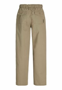 Pantalon beige avec taille élastique et deux poches à rabat à boutons au dos, coupe droite.