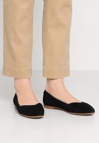 TOMS Ballerinaskor - black