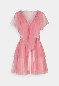 Robe en tulle rose avec volants superposés, décolleté en V profond et ceinture ajustée à la taille. Texture douce et superposition transparente créent une apparence fluide.