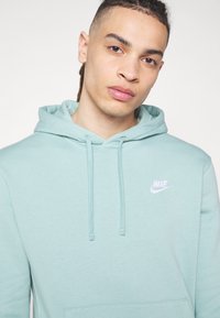 Nike Sportswear SPORTSWEAR CLUB FLEECE - Melegítőfelső - mineral/white